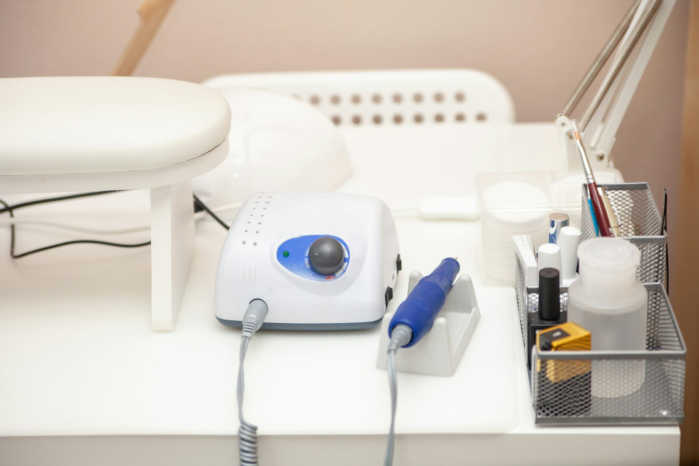 Mesa de manicure com apoio de mão, lixa elétrica, cabine de secagem e organizador de materiais
