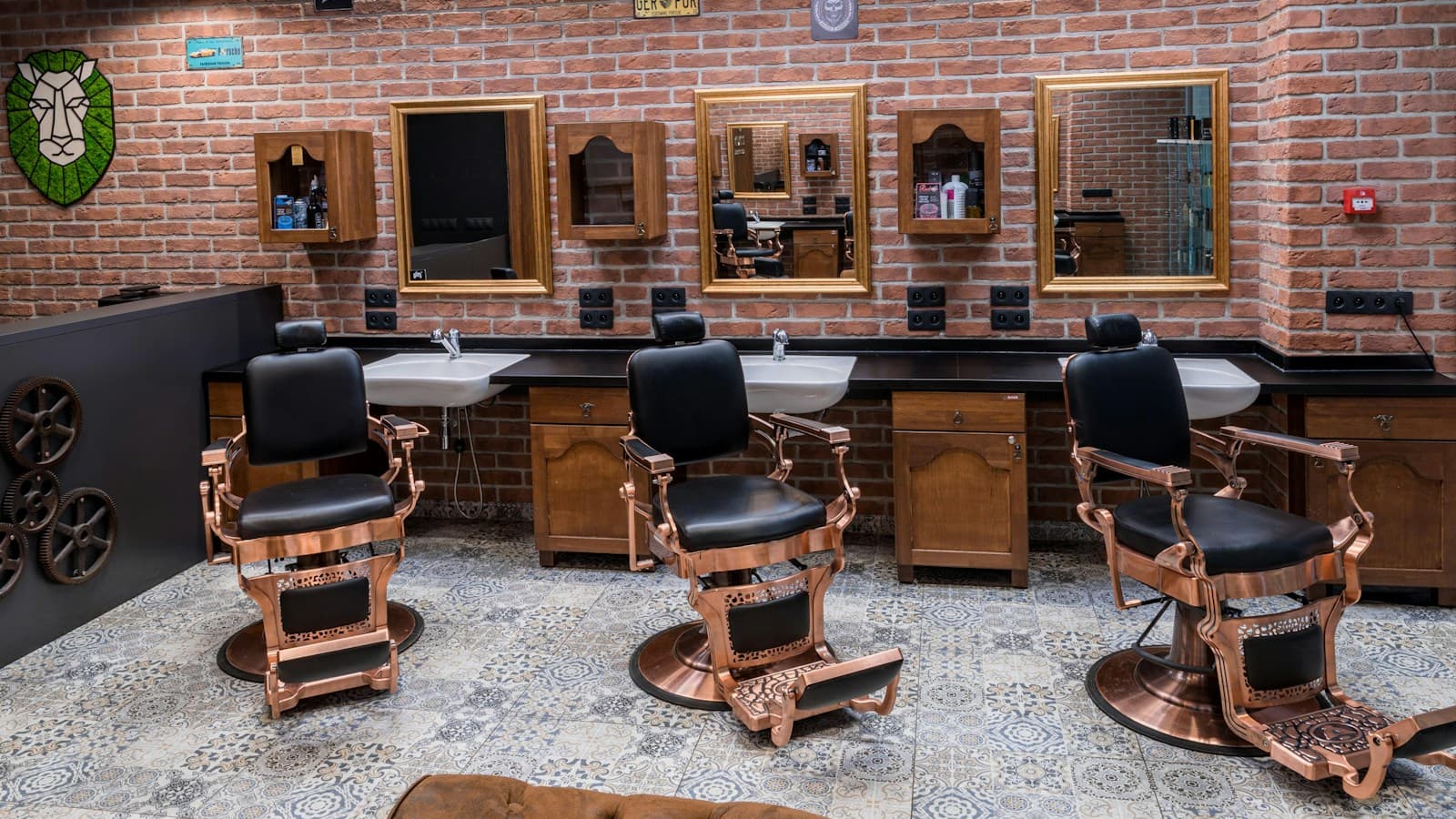 Cadeiras de barbeiro prontas para o próximo horário, numa barbearia de paredes de tijolo