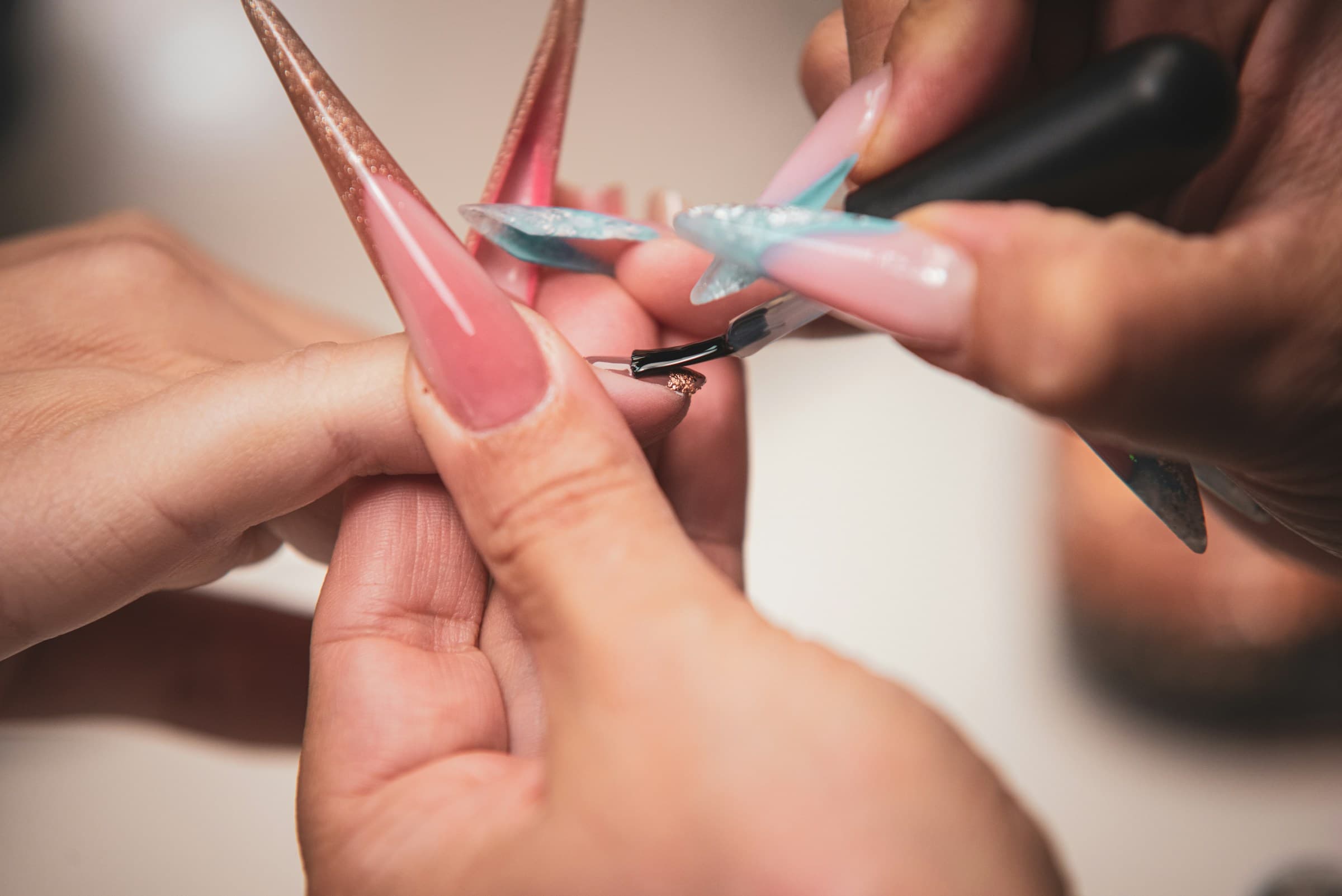 Manicure decora unhas alongadas compridas em formato stiletto com pincel fino